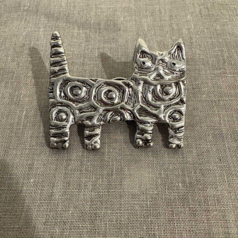 Vintage Bark Textured Silver-Tone Cat Brooch – Mid-Century Modern Sitting Kitty